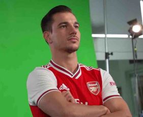 Photo: Cedric Soares posing in Arsenal kit
