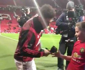 Video: Daniel James gives gloves and snood to Man Utd mascot