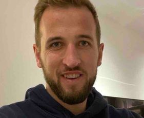 Photo: Harry Kane poses with his Euro 2020 hat-trick balls