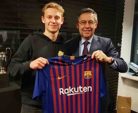 Virgil van Dijk congratulates Frenkie de Jong on Barcelona transfer