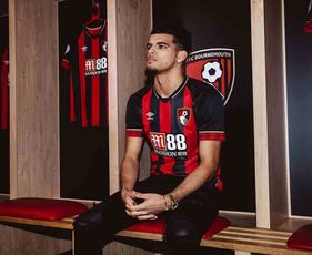 Photo: Dom Solanke poses in Bournemouth kit after transfer from Liverpool