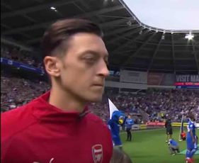 Photo: Mesut Ozil trains in pale pink boots ahead of Newcastle game
