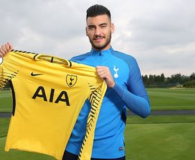Photo: Paulo Gazzaniga comes out to warm up ahead of his Spurs debut vs Crystal Palace
