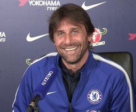 Video: Antonio Conte's press conference interrupted by a phone call from his wife