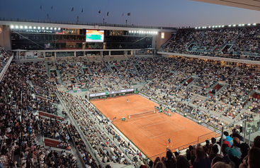 Roland Garros 2023 - court central by Remi Mathis. Licensed under CC BY-SA 4.0.