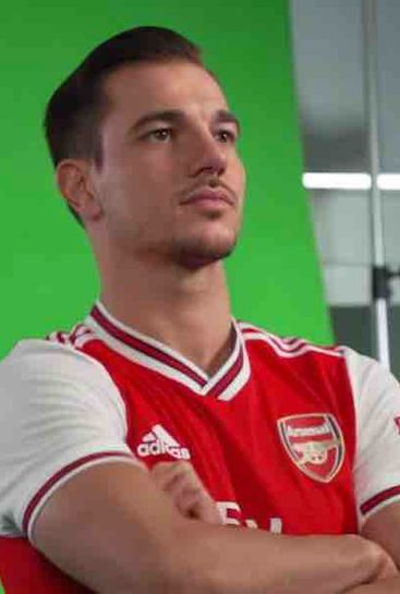 Photo: Cedric Soares posing in Arsenal kit