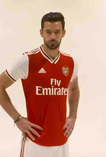 Photos: Pablo Mari wearing Arsenal shirt