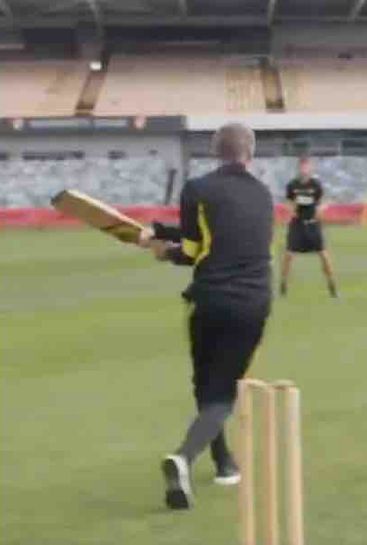 Video: Ole Gunnar Solskjaer caught by Michael Carrick during cricket game
