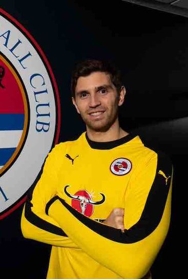 Photo: Arsenal's Emi Martinez in Reading kit after loan move