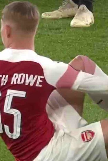 Video: Stephan Lichtsteiner ties Emile Smith Rowe's laces