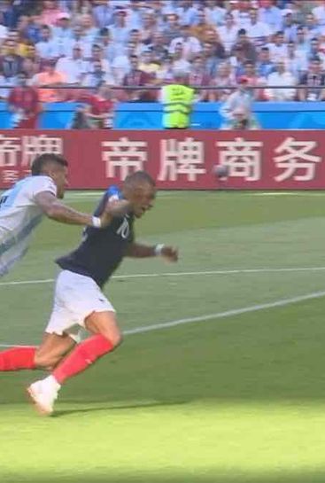 GIF: Man Utd's Marcos Rojo concedes a penalty (France vs Argentina)