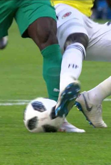 GIF: VAR overturns penalty decision after brilliant tackle by Davinson Sanchez on Sadio Mane