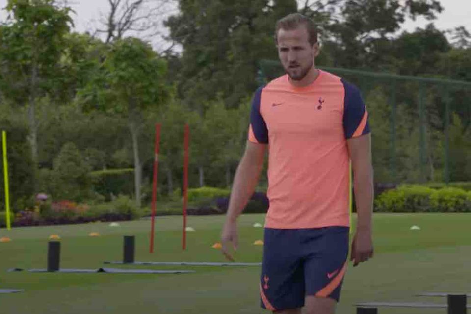 Video and Photos: Tottenham stars train in new pink training kit ahead of Man Utd game