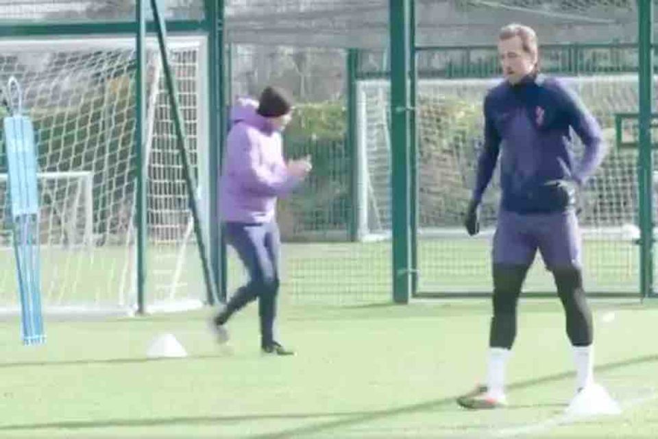 Video: Harry Kane kicking a ball on return to training