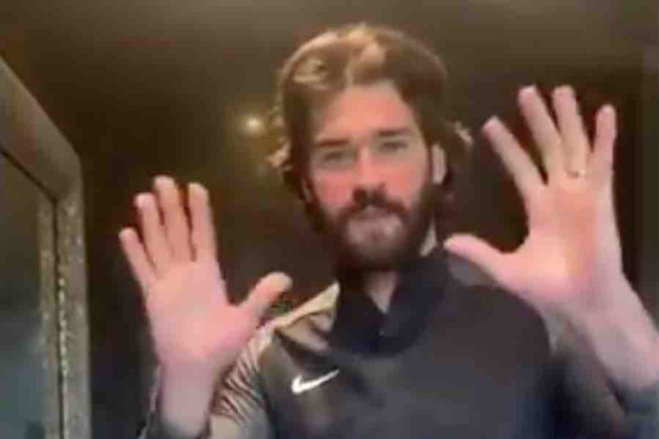 Video: Alisson Becker shows you how to wash your hands