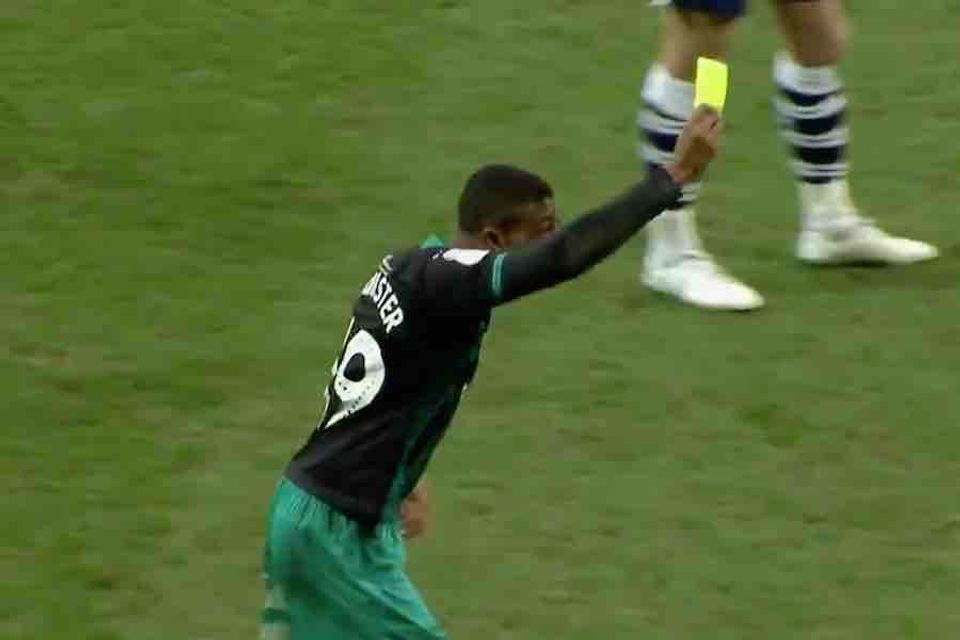 Video: Rhian Brewster shows a yellow card to the ref during Preston vs Swansea