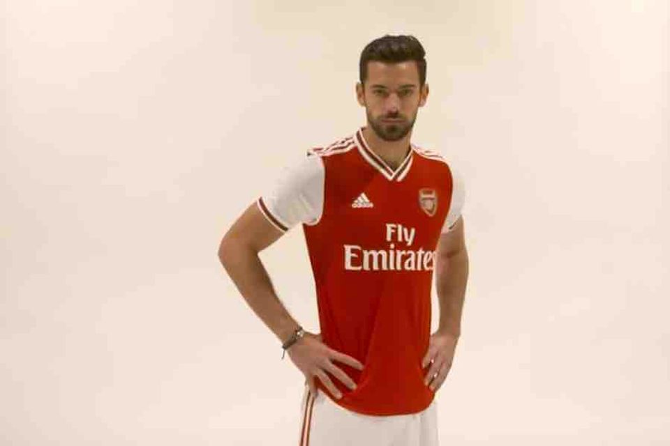 Photos: Pablo Mari wearing Arsenal shirt