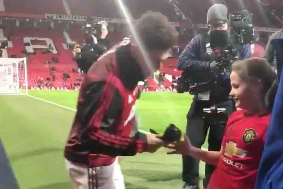 Video: Daniel James gives gloves and snood to Man Utd mascot