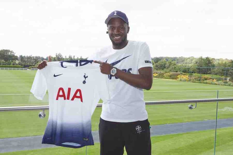 Photo: Tanguy Ndombele poses with Spurs shirt