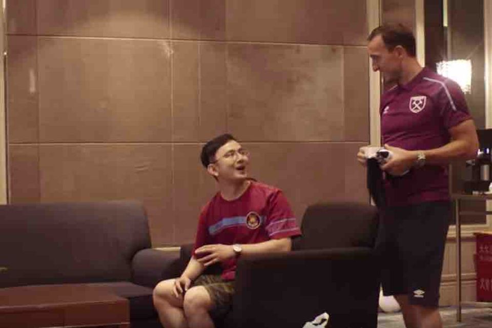 Video: Mark Noble surprises West Ham fan in China