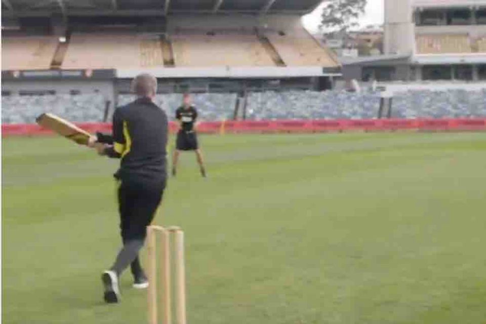 Video: Ole Gunnar Solskjaer caught by Michael Carrick during cricket game