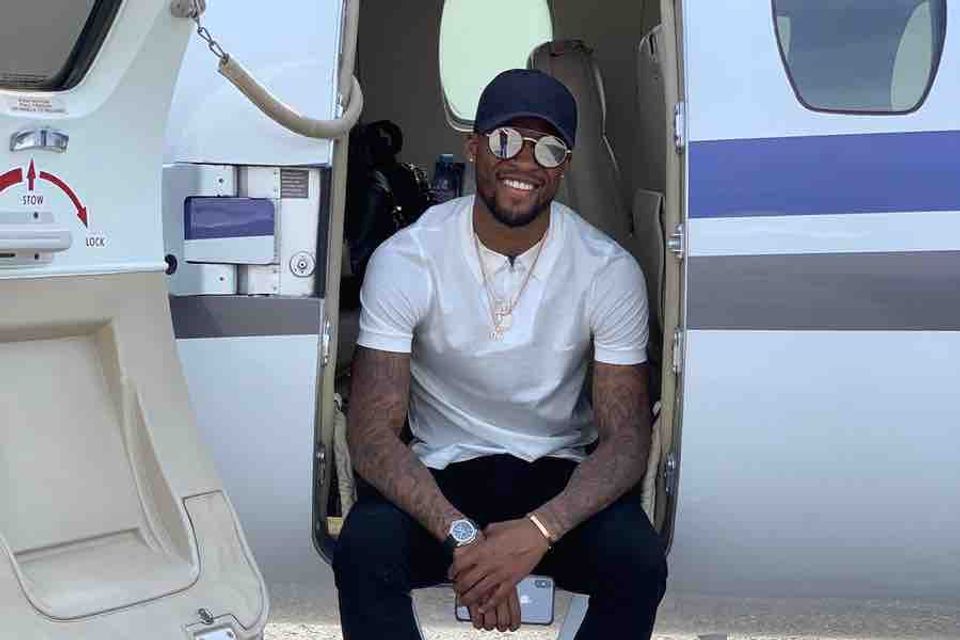 Photo: Liverpool star jets off to meet former Man Utd players