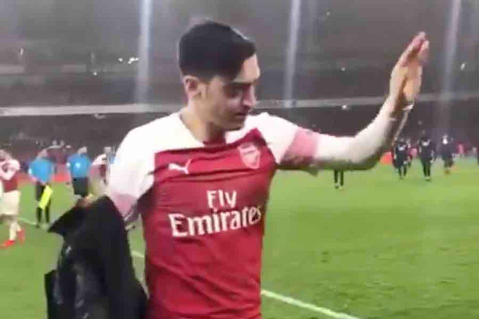 Video: Mesut Ozil gives his shirt to a young fan after Man Utd game