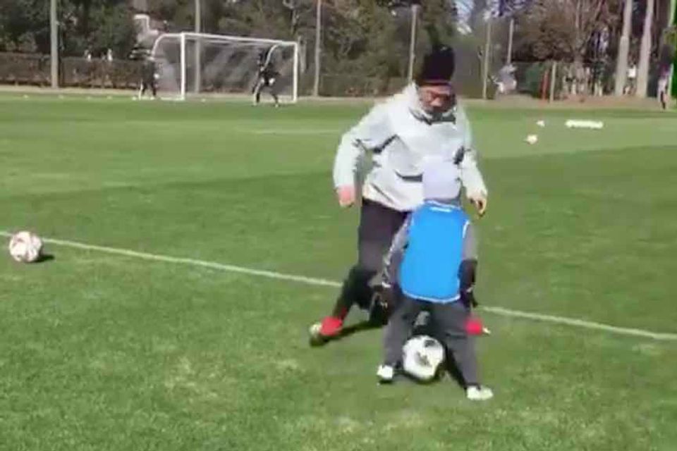 Former Man Utd man nutmegs his son and makes him cry