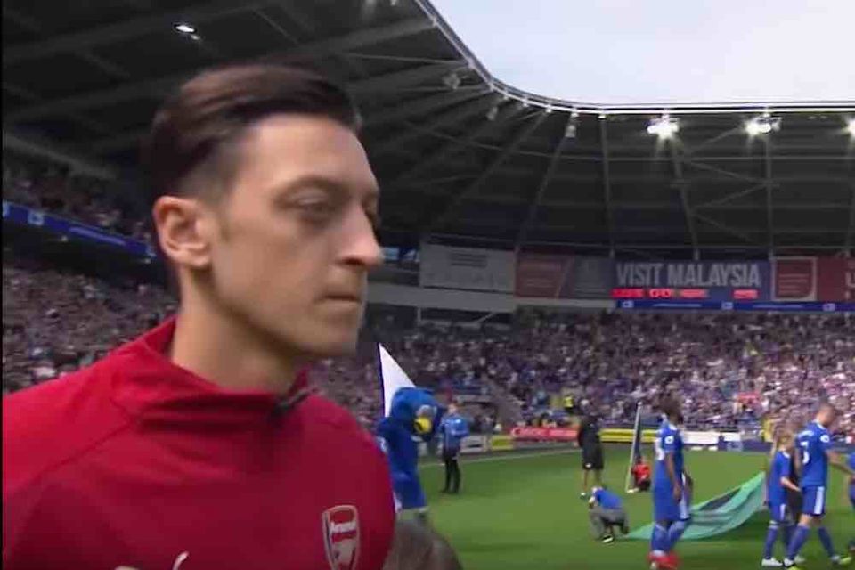 Photo: Mesut Ozil trains in pale pink boots ahead of Newcastle game