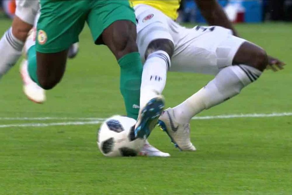 GIF: VAR overturns penalty decision after brilliant tackle by Davinson Sanchez on Sadio Mane