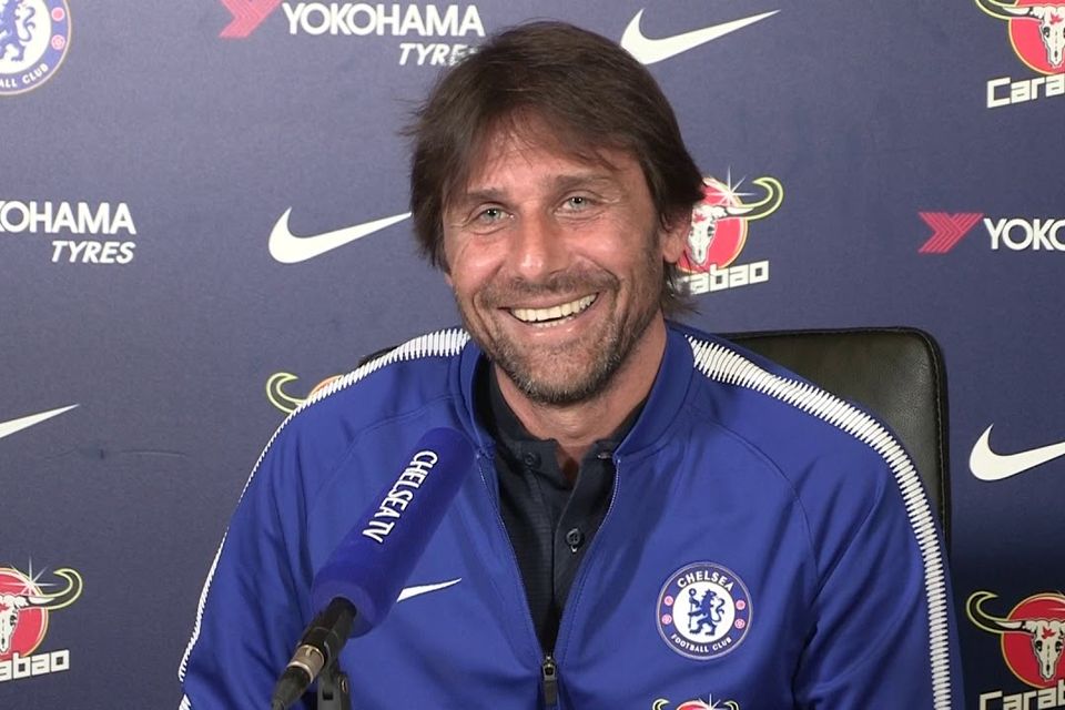 Video: Antonio Conte's press conference interrupted by a phone call from his wife