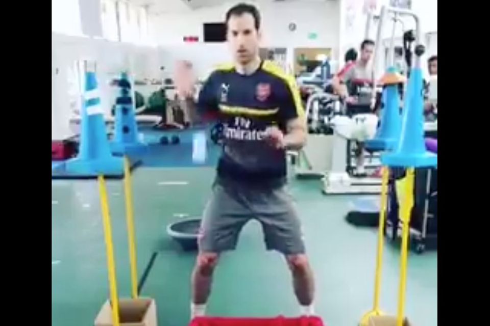 Video: Arsenal keeper Petr Cech uses table tennis robot for training drill