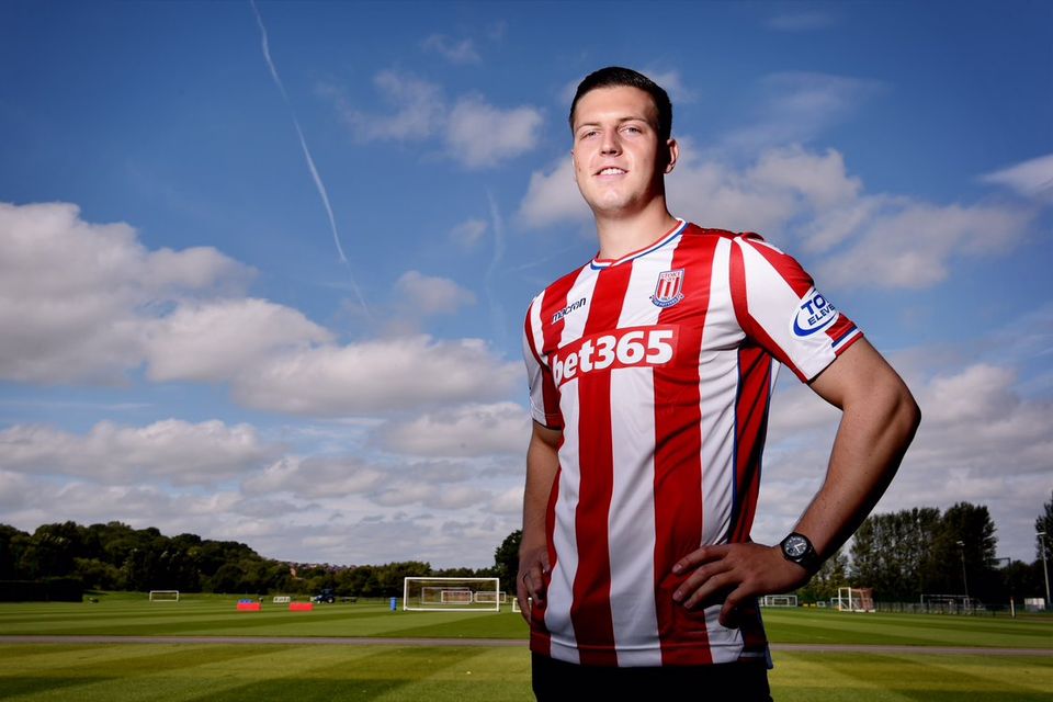 Photo: Kevin Wimmer poses in a Stoke shirt after signing from Spurs